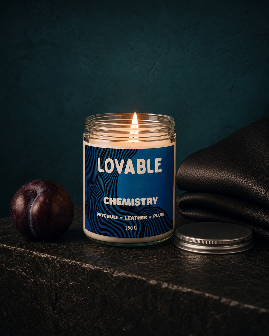 Lumânarea CHEMISTRY aprinsă cu prună și accente de piele