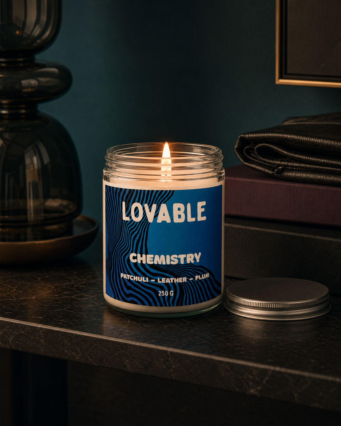 Lumânarea CHEMISTRY într-o scenă editorială inspirată de atelierul Loveable