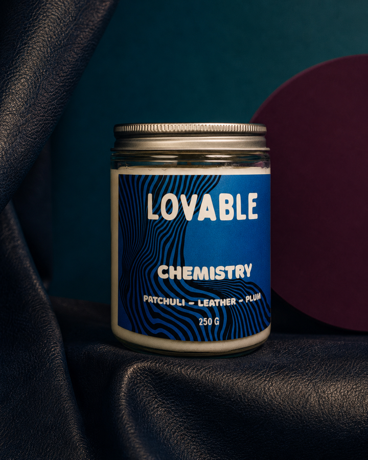 Lumânare CHEMISTRY de 250 ml, cu patchouli, piele și prună