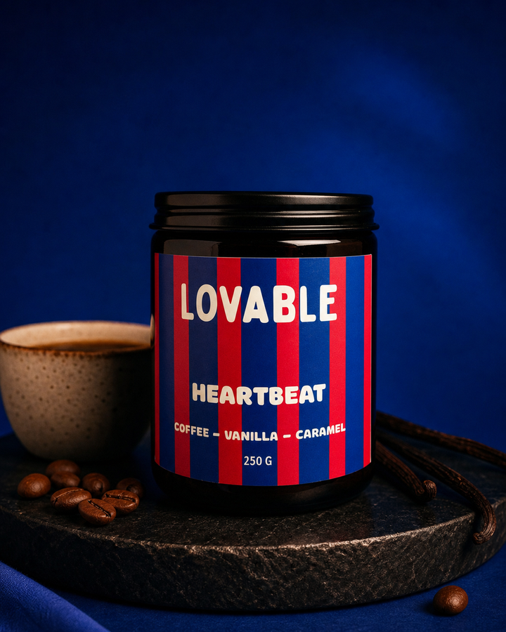Lumânare HEARTBEAT de 250 ml, cu aromă de cafea, vanilie și caramel
