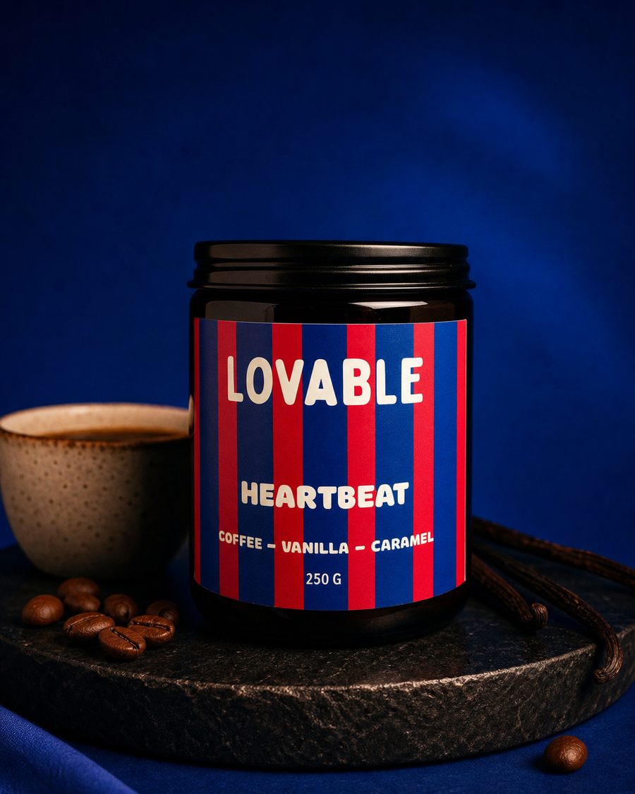 Lumânare HEARTBEAT cu note de cafea, vanilie și caramel